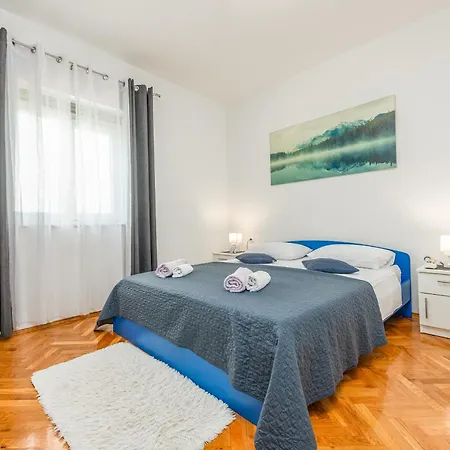 Floyd Apartment *